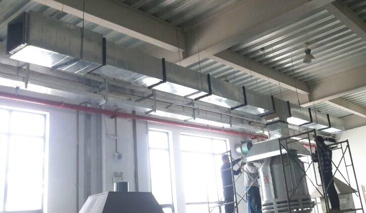 五星級酒店的防火與防排煙系統(tǒng) 上次簡單介紹了山東金光集團通過公平競標(biāo)方式獲得通州區(qū)五星級酒店的整體中央空調(diào)從通風(fēng)，制冷，防排煙等工程的安裝施工，那么今天說一下酒店的防火與防排煙系統(tǒng)。當(dāng)然離不開消防排煙風(fēng)機和防排煙防火閥設(shè)備的。 通風(fēng)空調(diào)系統(tǒng)原則上按使用功能及防火分區(qū)劃分為若干系統(tǒng)，風(fēng)管穿越防火分區(qū)及變形縫等處設(shè)電動排煙